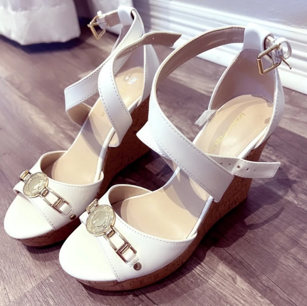 Marc Fisher white sandals size 6.5 - Picture 3 of 4
